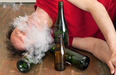 4775007-homme-couche-sur-le-plancher-de-boire-de-l-39-alcool-et-fumer-des-drogues.jpg