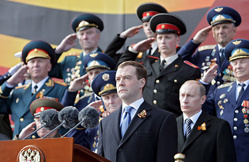 AOW (au premier plan) soutenu par Wladimir est maintenu dans ses fonctions lors de l'AG du Spartak Nalchik