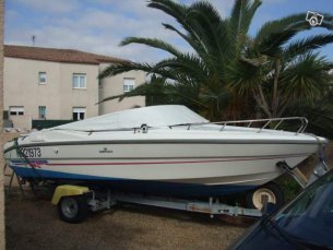Bateau à moteur. Prix de 1'000 à 10'000 €