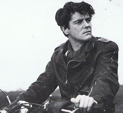 la moto est, je crois, une Royal Enfield